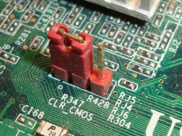 Jumper en una placa electronica