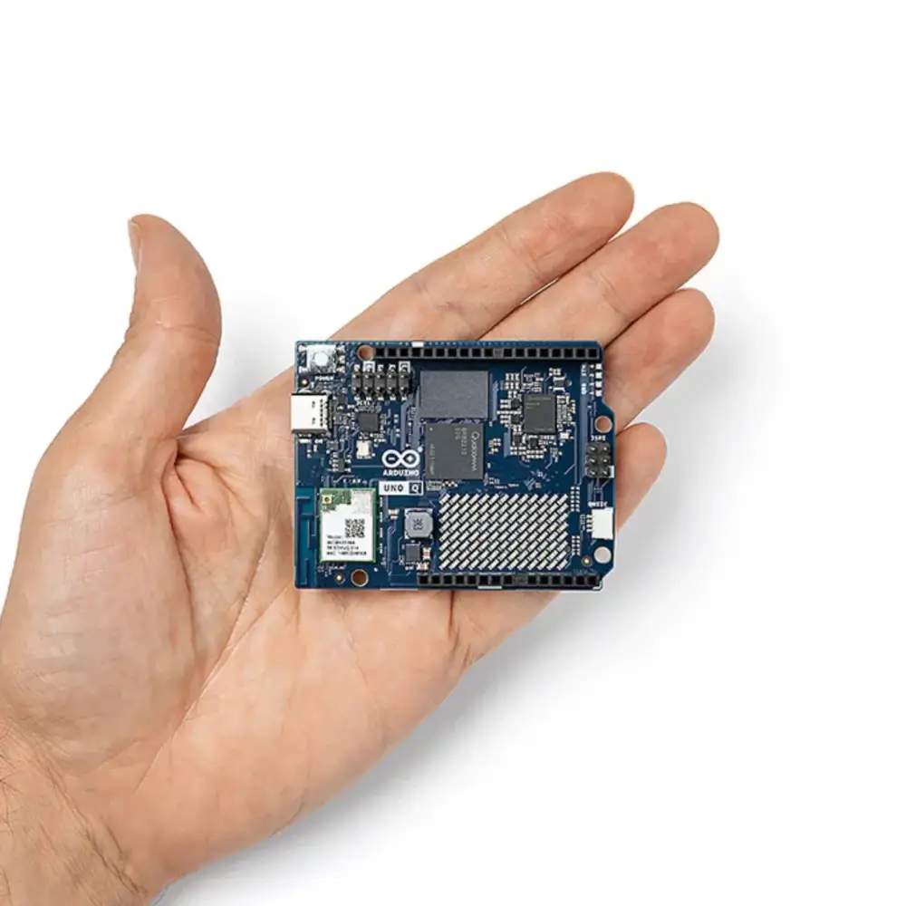Arduino Uno Q Sobre mano