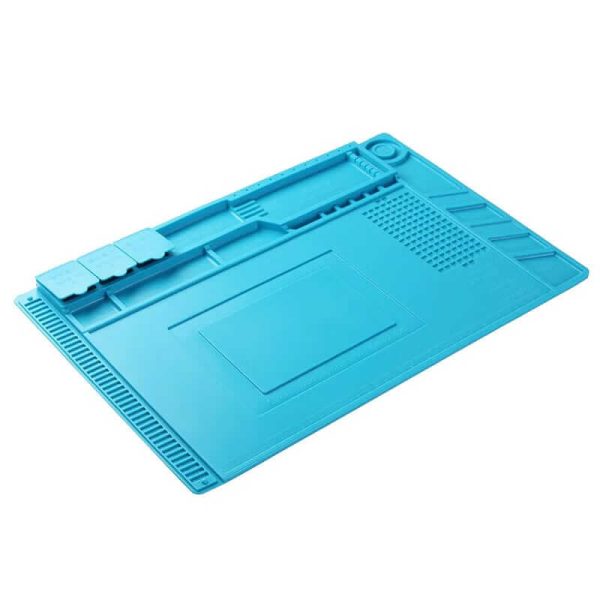 Este tapete magnético de silicona antiestática mide 45cm x 30cm y es perfecto para tareas de mantenimiento o reparación en tarjetas electrónicas. Posee varios compartimientos diseñados para almacenar componentes pequeños, tornillos y otras piezas necesarias durante el desmontaje. El material del tapete es altamente resistente y puede tolerar temperaturas de hasta 400°C en la zona destinada a trabajos de soldadura, protegiendo así la superficie de su mesa de trabajo. Usos comunes del tapete incluyen la reparación de dispositivos móviles, tabletas y placas de circuitos integrados, proporcionando una superficie adecuada para soldar y desoldar componentes electrónicos. Cabe mencionar que el tapete se entrega sin herramientas incluidas. Especificaciones y características: Tipo: Tapete magnético de silicona antiestática Modelo: S-160 Material: Silicona Dimensiones: Largo: 45cm, Ancho: 30cm, Espesor: 1.5cm Incluye una caja de almacenamiento con tapa Dispone de un área especial para desarmadores y para magnetizar o desmagnetizar herramientas Cuenta con un sistema de numeración para la organización secuencial de tornillos Posee una ranura específica para tarjetas lógicas y una zona resistente para soldadura a alta temperatura Área magnética para una firme sujeción de piezas pequeñas